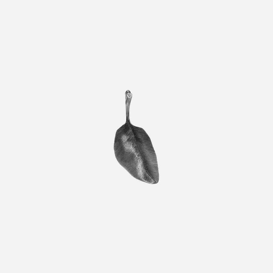 Leaves Collection 3 cm pendant in oxidized Sterling silver | Ole Lynggaard Copenhagen