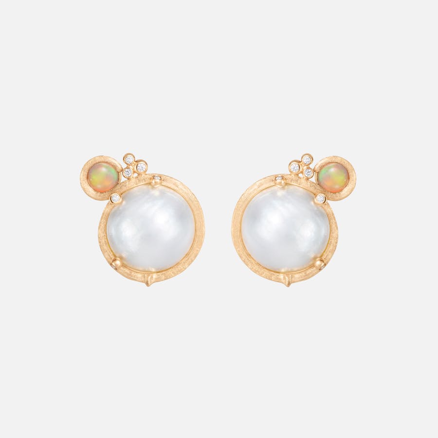 BoHo øreclips i Mabe perler og rødguld med opal og diamanter | Ole Lynggaard Copenhagen