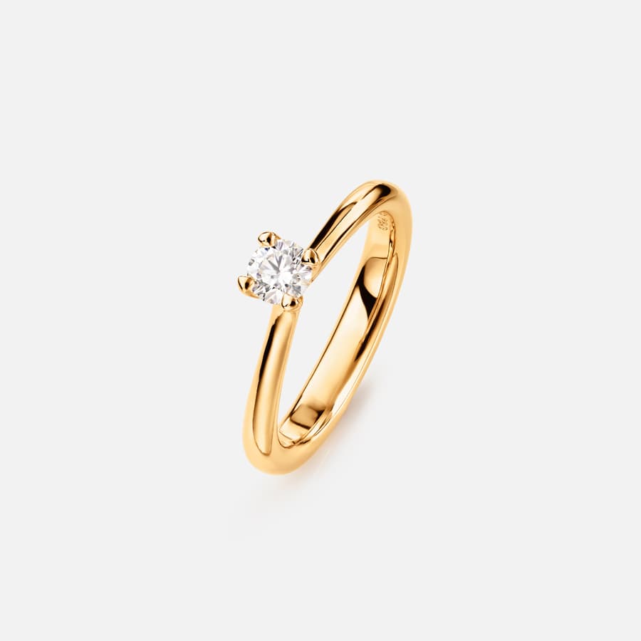 Classic Solitaire Ring aus 750/- Gelbgold mit einem Diamanten im Brillantschliff in der Mitte | Ole Lynggaard