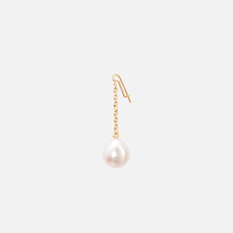 Young Fish earring pendant in 18k gold with a white freshwater pearl | Ole Lynggaard Copenhagen	